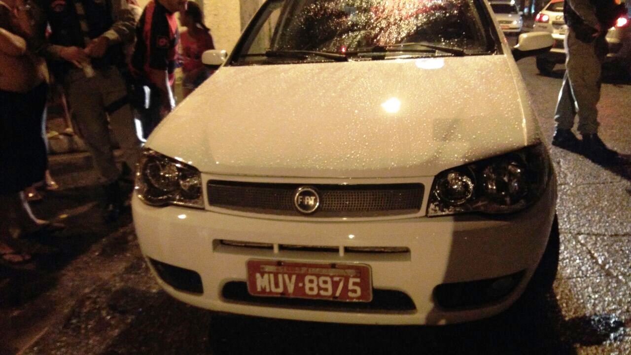 Taxista é encontrado morto disparos de arma de fogo dentro de carro