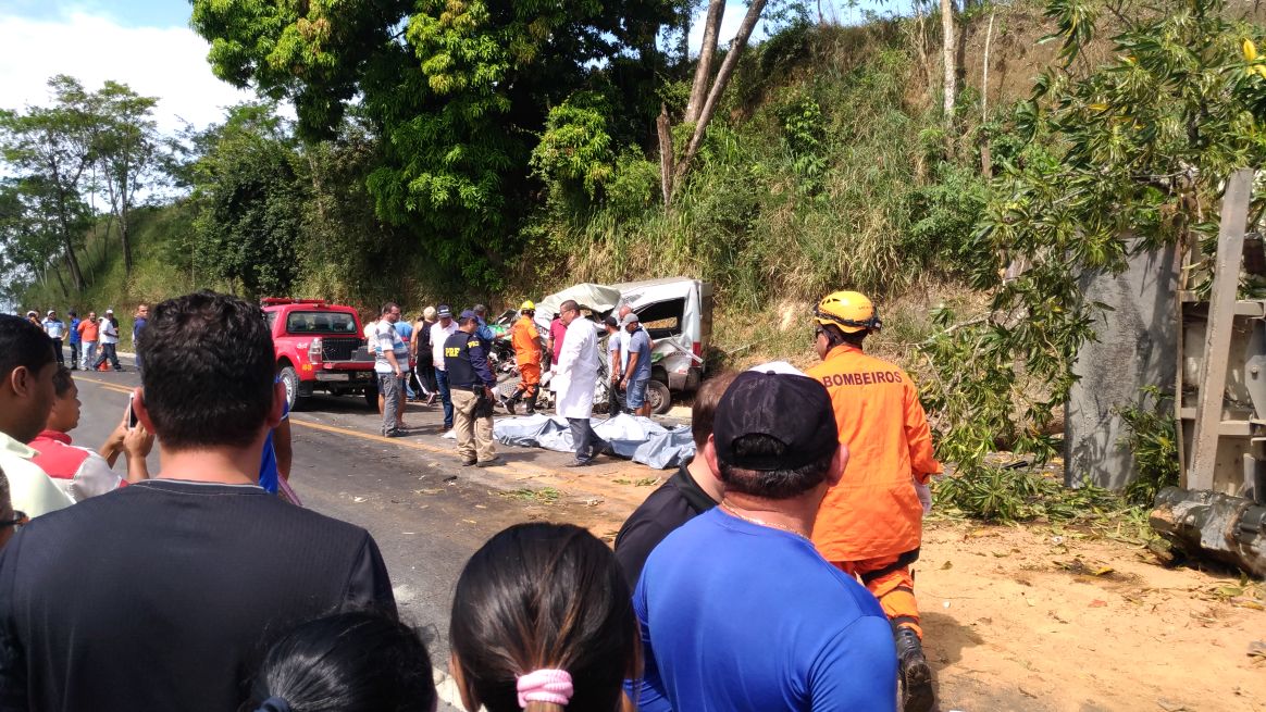 Uma pessoa morre em colisão entre carreta e van de transporte alternativo