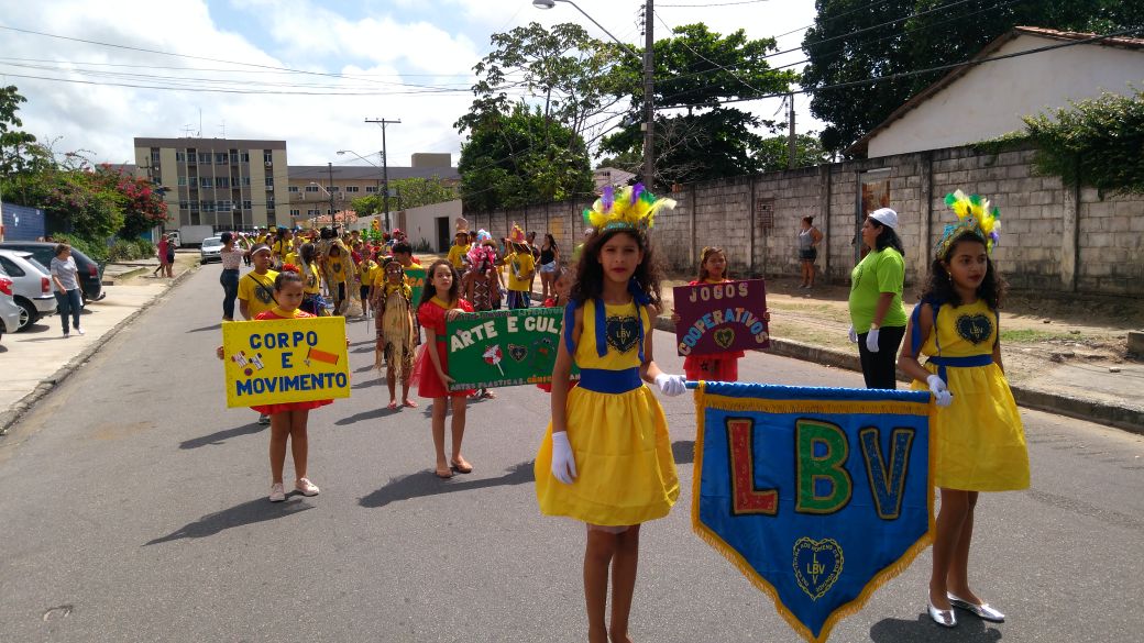 Crian As E Adolescentes Da Lbv Celebram A Semana Da P Tria Desfile