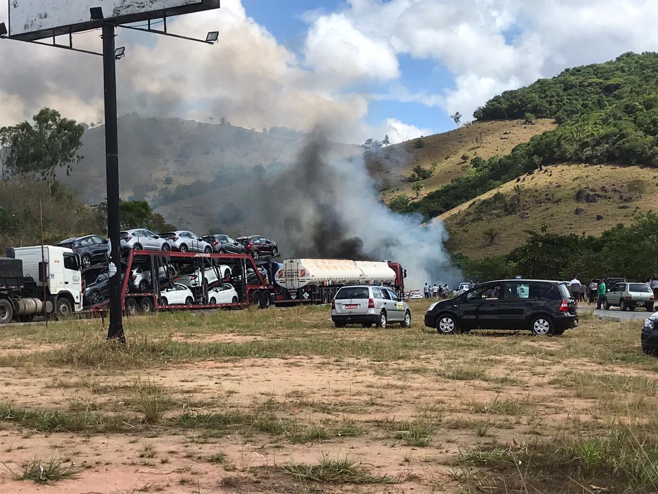 Caminh O Carregado Papel Tomba E Pega Fogo Na Br Assista A