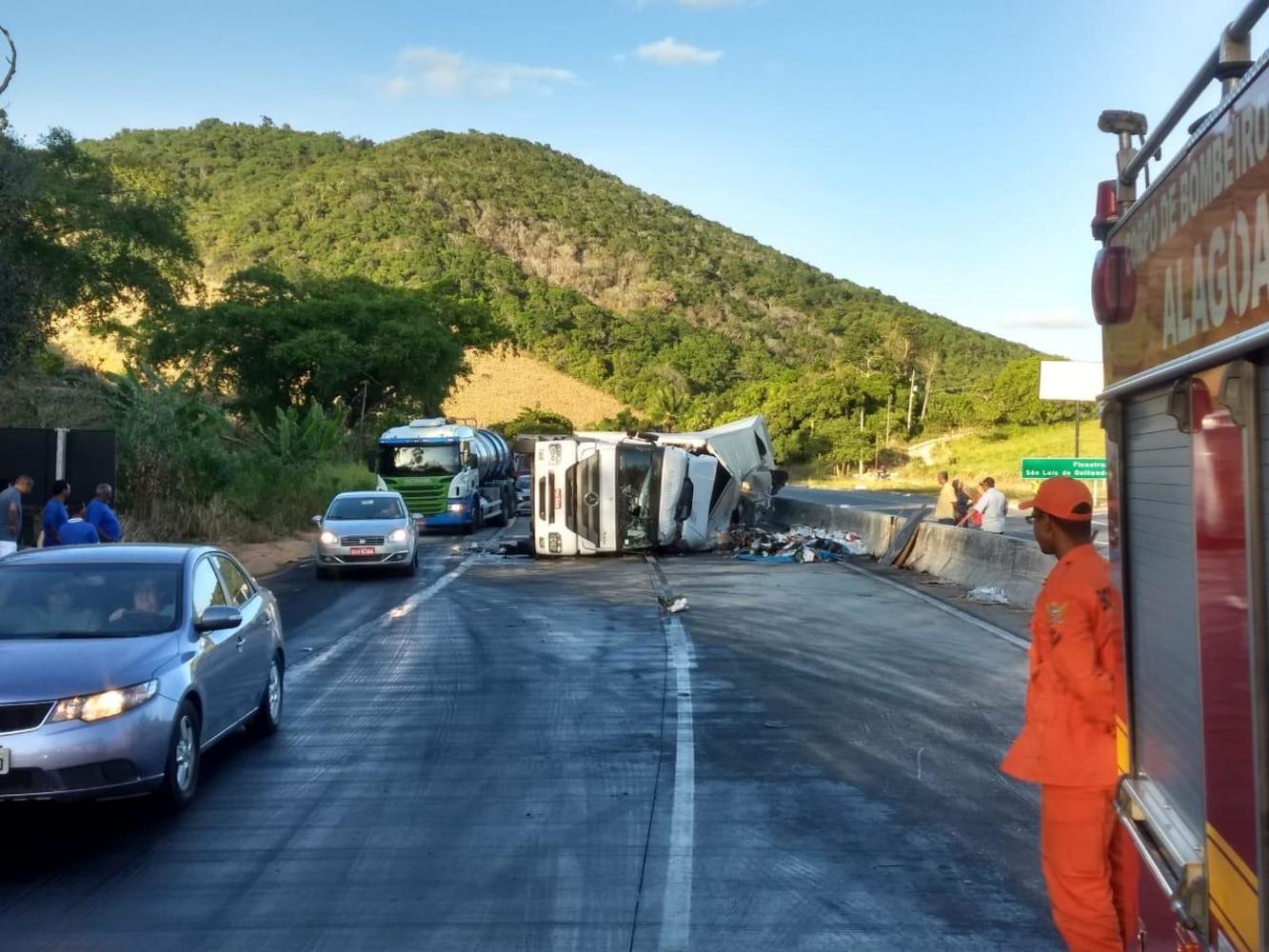 Carreta Carregada Azeite Tomba Na Br Alagoas Horas L Der