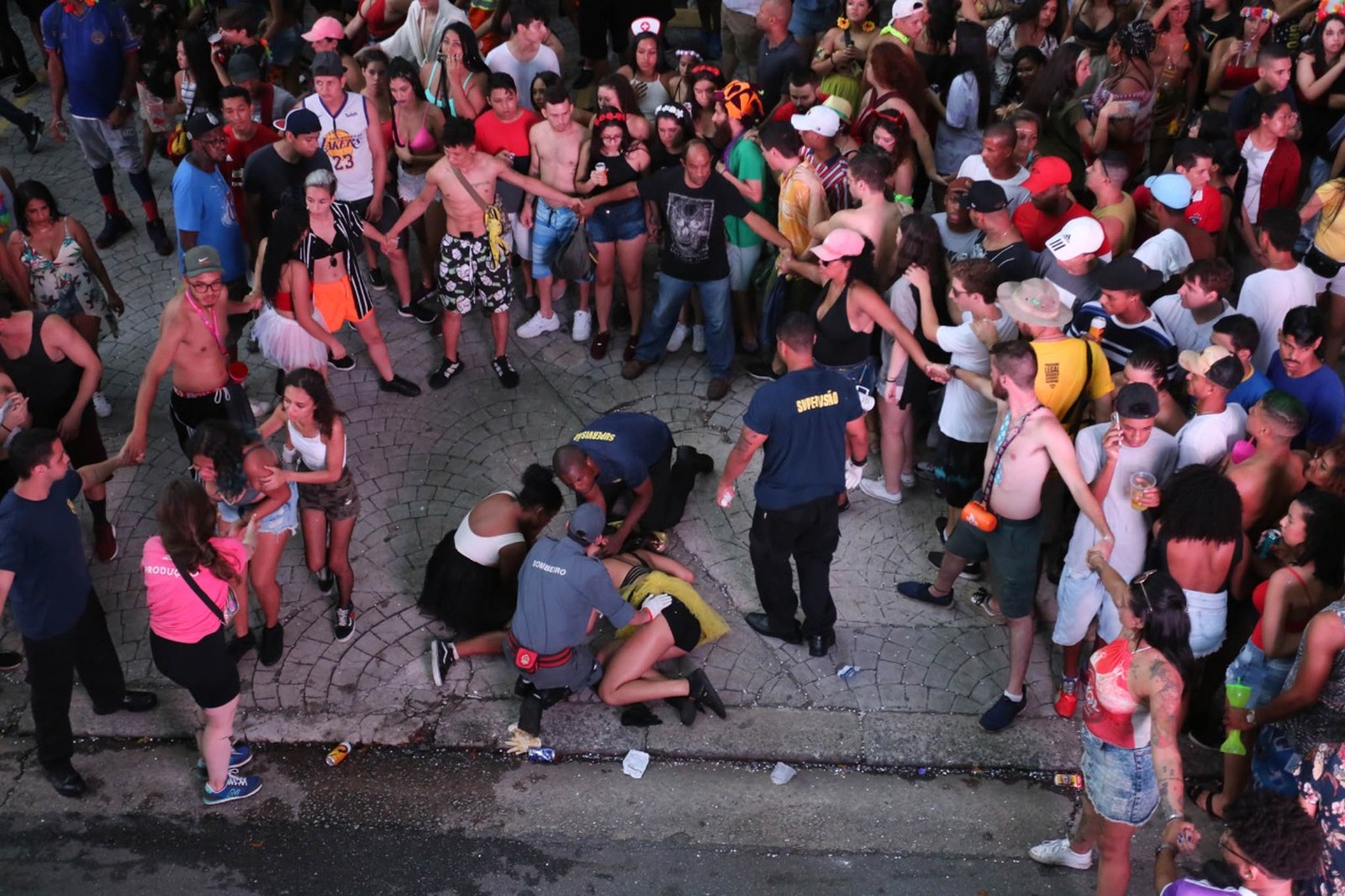 Duas Pessoas S O Baleadas Durante Passagem De Bloco De Carnaval