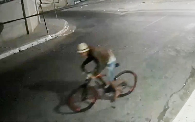 Vídeo Homem é flagrado furtando bicicleta no Centro de Arapiraca