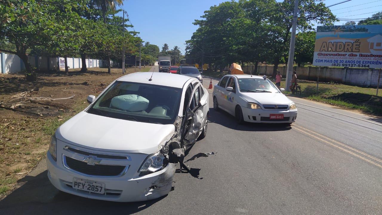 Motorista passa mal e carro colide ônibus na AL 101 Norte Alagoas