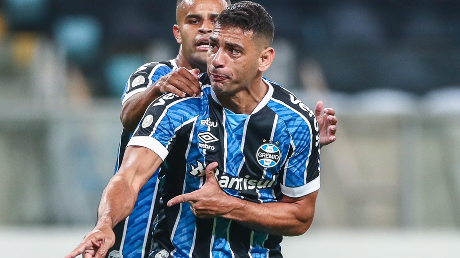 Diego Souza marca duas vezes Grêmio vence o Sampaio Corrêa e seca