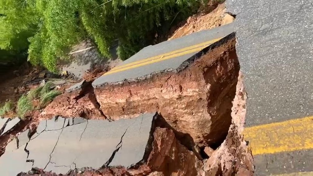 Cratera Se Abre E Engole Trecho De Rodovia Em Mariana Alagoas