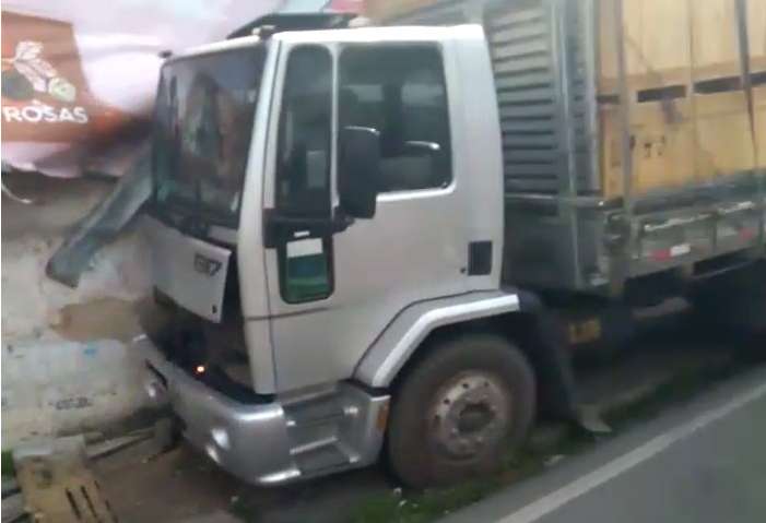 Caminhoneiro perde controle de veículo e atinge muro no Centro de