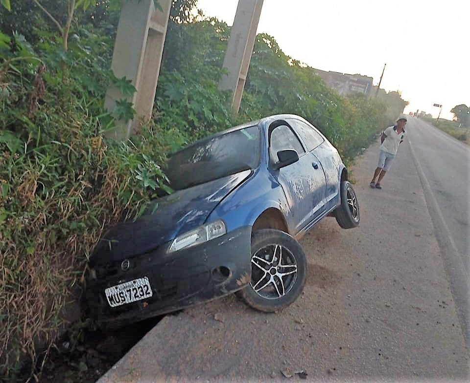 Carro cai em vala em trecho da AL 220 após motorista perder controle