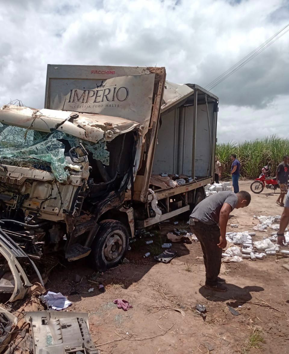 Caminhão baú carga de cerveja tomba em viaduto da BR 101 vídeo