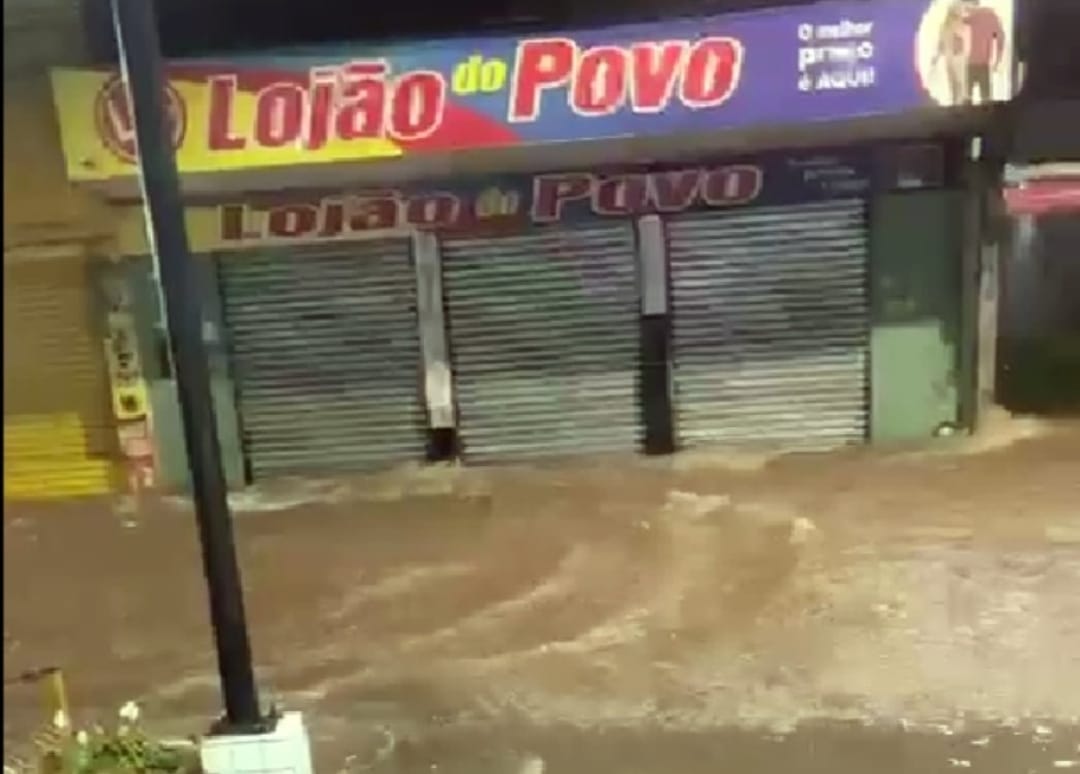 Chuva forte deixa rastro de destruição em cidade do agreste Alagoas