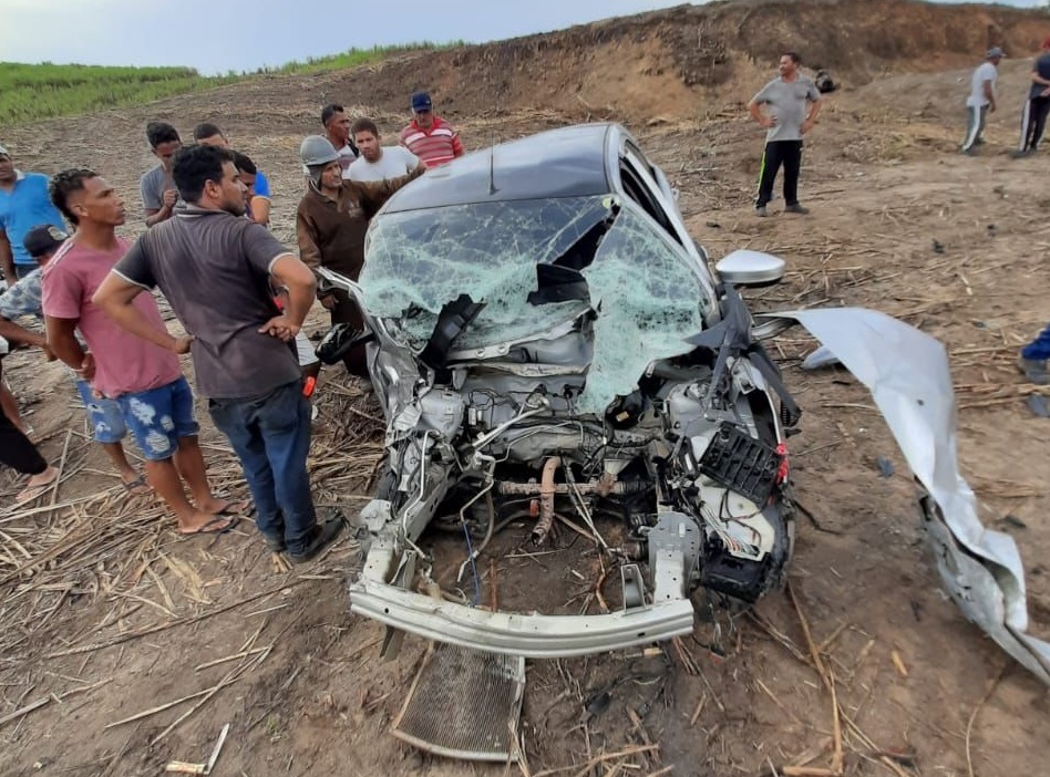 V Deo Homem Fica Preso S Ferragens Ap S Colidir Carro Contra Caminh O