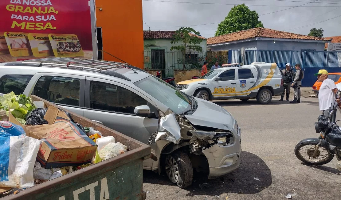 Motorista embriagado perde controle da direção e carro bate em