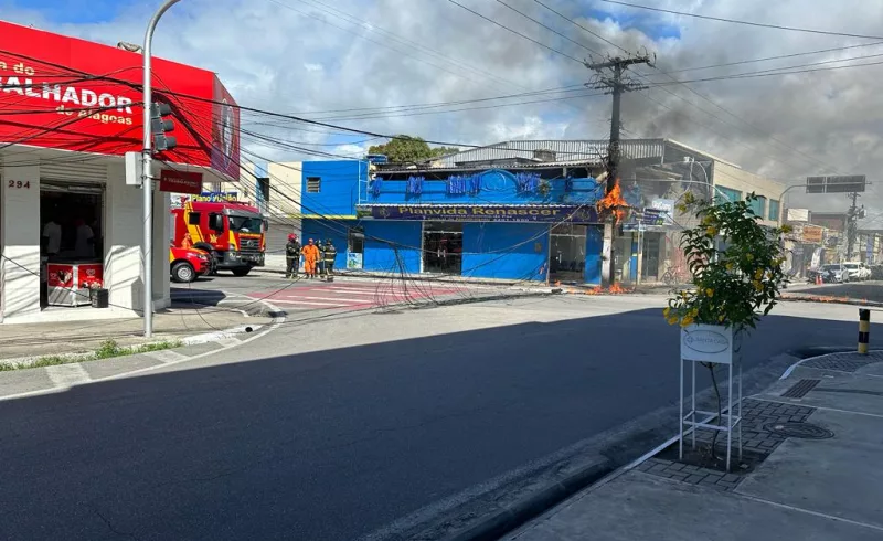 Grávida é atingida na cabeça por pedaço de poste em calçadão de praia