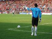 O goleiro Alencar, do Gama, orienta a defesa depois de uma bola na trave do CRB