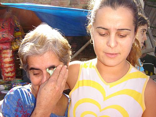 Mãe e filha choram a perda da farmácia