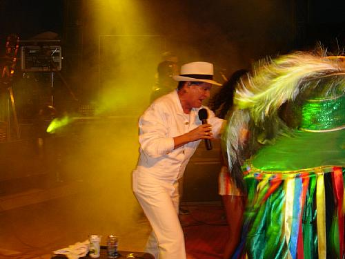 Alcymar Monteiro leva multidão a cair no forró durante o show de reinauguração da Praça dos Martírios