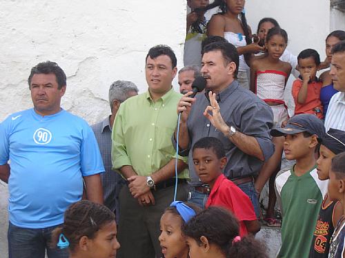 Cícero Almeida inaugura passarela na Grota do Estrondo, no bairro da Pitanguinha