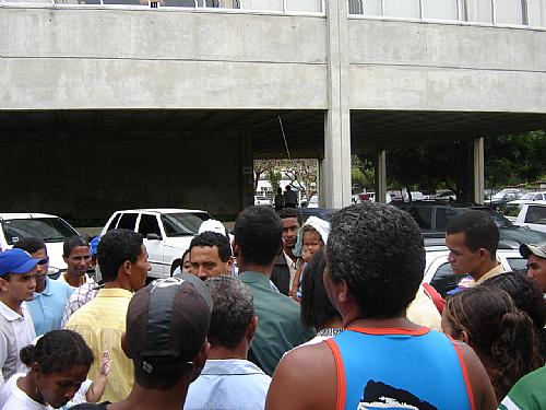 Moradores do conjunto Jardim Petrópolis II, em protesto na frente da Ceal