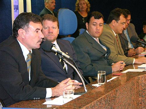 Prefeito Cícero Almeida participa da sessão de reabertura da Câmara Municipal