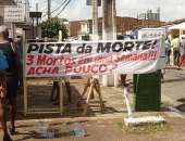 Moradores denunciam mortes no trânstito com faixas e cartazes