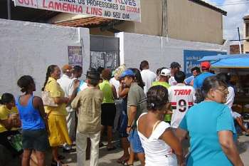 Eleitores esperam mesário responsável pela seção eleitoral