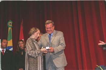 A atriz e escritora, Anilda Leão, recebeu de Lessa à Medalha do Mérito Jorge de Lima