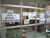 Na porta do gabinete da reitora, os cartazes mostram as reivindicações estudantis