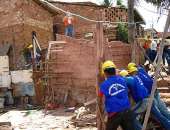 Equipes da Defesa Civil derrubam casa na encosta do Mutange