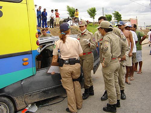 Acidente entre um ônibus e um carro registrado na Via Expressa