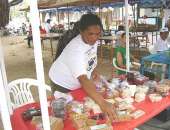 Maria Telma mostra os doces produzidos em Palmeira dos Índios