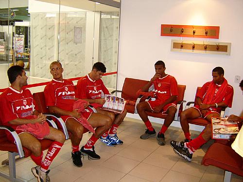 Jogadores na sala de espera do consultório médico