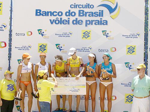 Prefeito Cícero Almeida entregando premiação às campeães da etapa Maceió