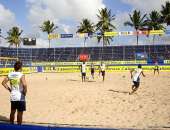 Jogadores da Seleção Brasileira de Beach Soccer na arena de Jacarecica