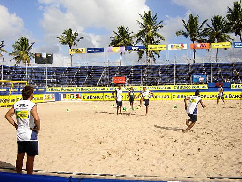 Jogadores da Seleção Brasileira de Beach Soccer na arena de Jacarecica