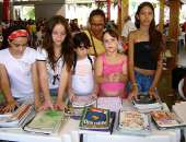 Crianças participam da Feira de Trocas de Livros do Sesc