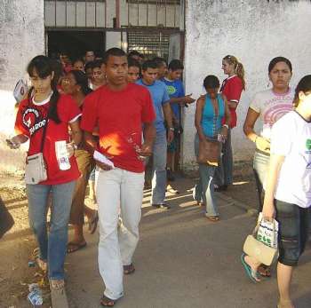 Estudantes depois das provas realizadas na Escola Estadual Rosalvo Lobo