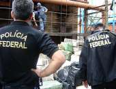 Policiais observam dogra ser incinerada