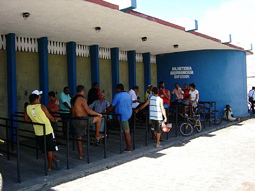 Cambistas agem livremente nas bilheterias do Rei Pelé