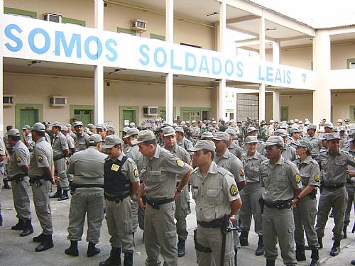 Policiais se organizam para o embarque