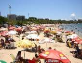 Praia de Pajuçara ficou repleta de banhistas