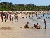 Banhistas lotam a praia de Pajuçara