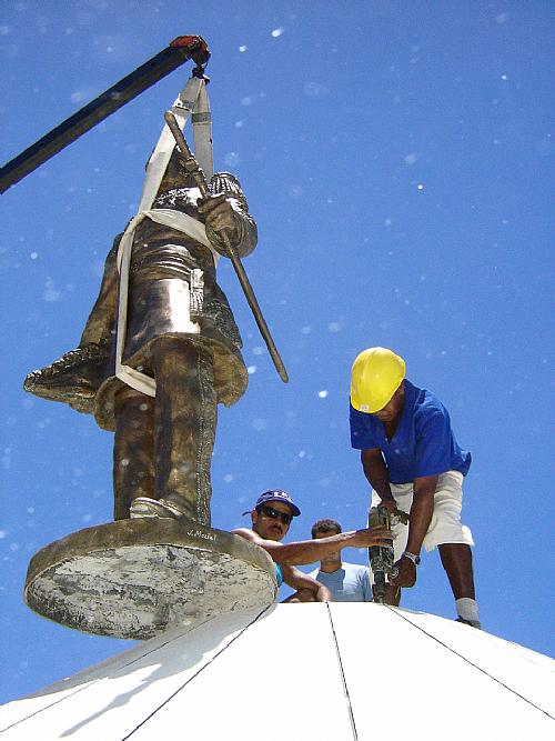 Estátua de bronze está sendo substituída com ajuda de guindaste