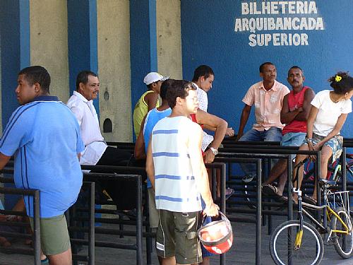 A venda de ingressos transcorre de forma tranqüila no Estádio Rei Pelé