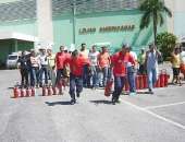 Seguranças realizam treinamento no estacionamento