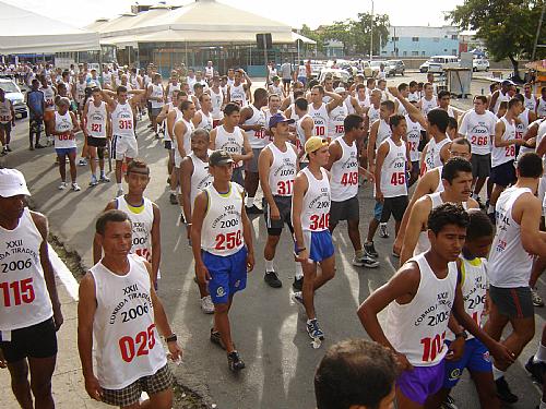 Quase 500 pessoas participam da Corrida de Tiradentes em Maceió