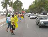 Ambulantes vendem camisa da seleção na orla da Pajuçara