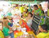 Ambulantes vendem brincos, pulseiras e colares com as cores do Brasil