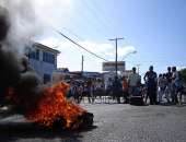 Manifestantes atearam fogo em pneus na Avenida Jatiúca