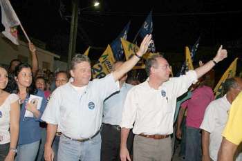 Teotonio, Renan e Wanderley durante caminhada pelas ruas da Ponta da Terra