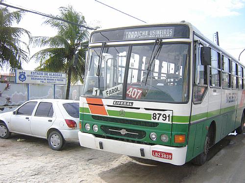 Ônibus da empresa Veleiro foi levado para a Delegacia de Roubos e Furtos